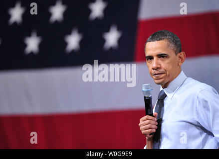 Präsident Barack Obama liefert Erläuterungen, wie er eine Energie Rathaus Diskussion auf Gamesa Technology Corporation in Fairless Hills, Pennsylvania, April 6, 2011. Obama sprach über seine Energie für die Verbraucher von steigenden Ölpreisen durch Diversifizierung der Energiequellen "grüne" Technologie gehören zu schützen. UPI/Kevin Dietsch Stockfoto