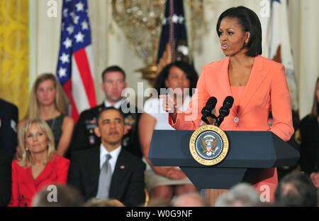 First Lady Michelle Obama spricht neben Präsident Barack Obama und Dr. Jill Biden als Sie Bemerkungen mit der Einführung der Kräfte, die First Lady und Dr. Jill Biden nationale Initiative mit Amerikas service Mitglieder fördern und honorieren liefert, im Weißen Haus in Washington, 12. April 2011. UPI/Kevin Dietsch Stockfoto