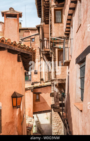 Häuser in der Calle Postigo, Passage in Albarracin, Provinz Teruel, Aragon, Spanien Stockfoto