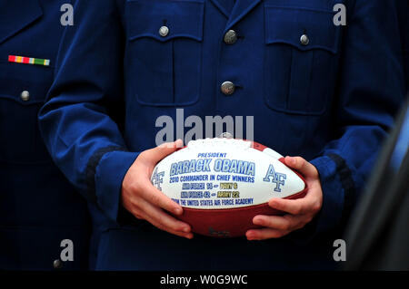 Air Force zurück laufen Jared Tew hält einen Fußball vor der Präsentation für Präsident Barack Obama an der Commander-in-chief's Trophy Zeremonie im Weißen Haus in Washington, 18. April 2011. Die Trophäe ist der Sieger der jeweiligen Jahreszeit der dreieckigen College football Serie unter den United States Military Academy, die United States Naval Academy und der United States Air Force Academy ausgezeichnet. UPI/Kevin Dietsch Stockfoto