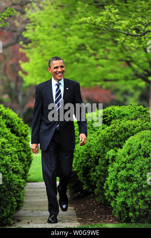 Us-Präsident Barack Obama kommt zu präsentiert die Commander-in-chief's Trophy auf der Air Force Academy Football Team im Rosengarten des Weißen Hauses in Washington, 18. April 2011. Die Trophäe ist der Sieger der jeweiligen Jahreszeit der dreieckigen College football Serie unter den United States Military Academy, die United States Naval Academy und der United States Air Force Academy ausgezeichnet. UPI/Kevin Dietsch Stockfoto