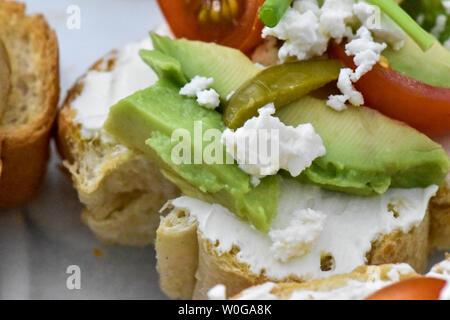 Sauber, gesund naschen Avocado, Tomate, Pilz und Feigen bereit, mit Kräuter, Blätter und ein kleines Stück Baguette serviert werden. Ideal bite Stockfoto