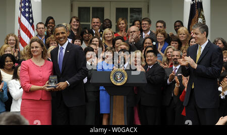 Us-Präsident Barack Obama stellt Nationale Lehrer 2011 des Jahres Michelle 57309 von Urbana High School in Ijamsville, Maryland ihr crystal Apple als er Gastgeber der Nationalen Lehrer 2011 des Jahres und der Lehrer des Jahres im Rosengarten des Weißen Hauses in Washington, DC, am 3. Mai 2011. Am Recht ist Bildungsminister Arne Duncan. UPI/Roger L. Wollenberg Stockfoto