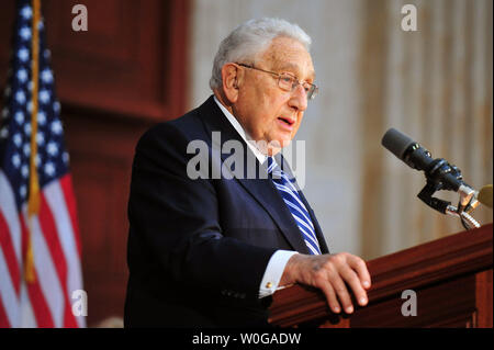 Der frühere Außenminister Henry Kissinger spricht an der Enthüllungsfeier für eine Statue des verstorbenen ehemaligen Präsidenten Gerald R. Ford im US-Kapitol in Washington am 3. Mai 2011. UPI/Kevin Dietsch Stockfoto