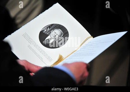 Ein Mitglied der Publikum liest ein Programm an der Enthüllungsfeier für eine Statue des verstorbenen ehemaligen Präsidenten Gerald R. Ford im US-Kapitol in Washington am 3. Mai 2011. UPI/Kevin Dietsch Stockfoto