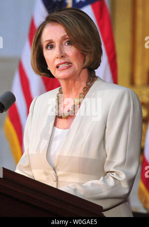 Hausminoritätführer Nancy Pelosi (D-CA) spricht an der Enthüllungsfeier für eine Statue des verstorbenen ehemaligen Präsidenten Gerald R. Ford im US-Kapitol in Washington am 3. Mai 2011. UPI/Kevin Dietsch Stockfoto