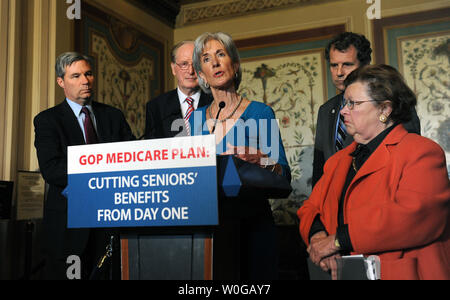 Heide und Human Services Secretary Kathleen Sebelius spricht während einer Pressekonferenz die Auswirkungen der GOP vorgeschlagen im Haushaltsjahr 2012 auf aktuelle Medicare eingetragenen zu diskutieren, das Ringen der Haushalt Senioren sofort weh tun würde, wenn es Gesetz wurde, auf dem Capitol Hill in Washington am 19. Mai 2011. Von links sind Sen. Sheldon Whitehouse, D-RI, Sen. John rockefeller IV, D-WV, Sebelius, Senator Sherrod Brown, D-OH, und Sen. Barbara Mikulski, D-MD. UPI/Roger L. Wollenberg Stockfoto