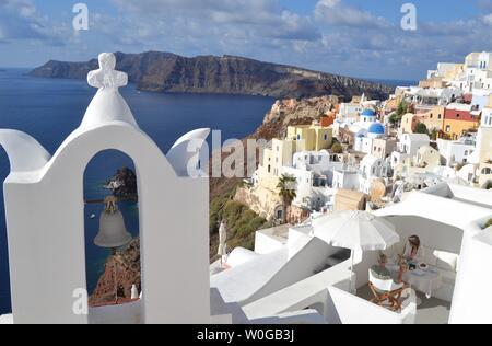 Cliffside Blick von Oia Santorini Stockfoto