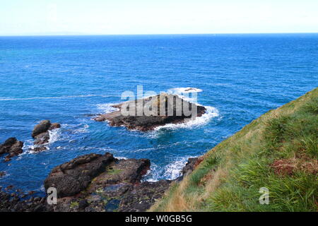 Schönen irischen Klippen mit Blick auf das Meer Stockfoto