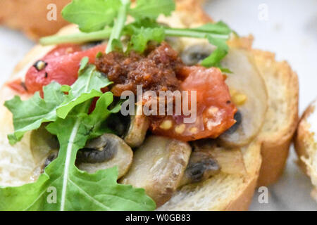 Sauber, gesund naschen Avocado, Tomate, Pilz und Feigen bereit, mit Kräuter, Blätter und ein kleines Stück Baguette serviert werden. Ideal bite Stockfoto