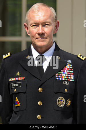 Armee Gen. Martin E. Dempsey hört auf Äußerungen von US-Präsident Barack Obama als kündigt er an seiner Nominierung zum nächsten Vorsitzenden des Generalstabs, 30. Mai 2011 im Rosengarten des Weißen Hauses in Washington, D.C., Dempsey, der ersetzen wird - Adm. Mike Mullen, der Ranghöchste Offizier, und der in Anspruch genommenen Kreditbeträge im Irak und in Afghanistan, Verteidigung Haushaltskürzungen und die künftige Rolle der Streitkräfte zu beaufsichtigen. UPI/Mike Theiler Stockfoto