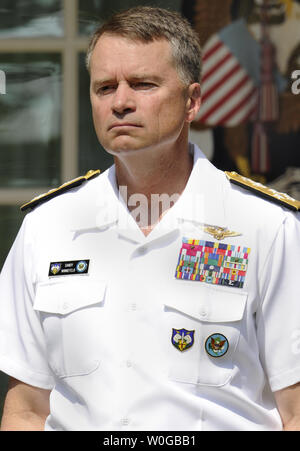 Adm. James Alexander's Andy' Winnefeld, jr. Auf die Bemerkungen von US-Präsident Barack Obama hört, wie er den nächsten stellvertretender Vorsitzender des Generalstabs zu sein, am 30. Mai 2011 im Rosengarten des Weißen Hauses nominiert ist, in Washington, D.C. UPI/Mike Theiler Stockfoto