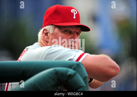 Philadelphia Phillies Manager Charlie Manuel beobachtet, wie seine Mannschaft die Washington Nationals an den Angehörigen Park in Washington am 31. Mai 2011 spielt. UPI/Kevin Dietsch Stockfoto