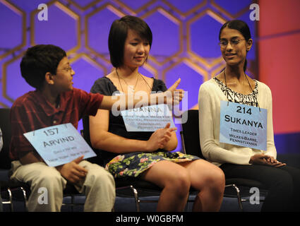 Faerber Roy, 14, ein 8. Grader in Wilkes-Barre, PA, (R), den etwaigen Meister, ist ein Daumen nach oben von Arvind Mahankali, 11, von Forest Hills, NY gegeben, wie Joanna Ihr, 14, Carlisle, PA, wartet im Jahr 2011 Scripps National Spelling Bee, 2. Juni 2011 Wettbewerb fortzusetzen, National Harbor, MD. Roy gewann durch die korrekte Schreibweise des Wortes "cymotrichous", d. h. In gewelltes Haar. UPI/Mike Theiler Stockfoto