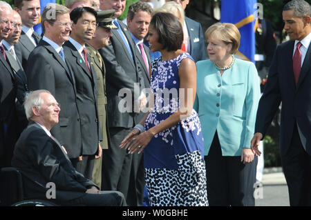 First Lady Michelle Obama grüßt die deutsche Delegation als US-Präsident Barack Obama (R) und die deutsche Bundeskanzlerin Angela Merkel sich auf während der offiziellen Begruessung auf dem Südrasen des Weißen Hauses in Washington, DC am 7. Juni 2011. Merkel wird mit der Medaille 2010 der Freiheit in einem Staat Abendessen heute abend vorgestellt werden. UPI/Pat Benic Stockfoto