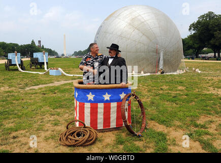 Ein Tourist hat sein Foto mit einem Mann porträtiert Thaddeus Lowe vor dieser 19.000-Kubik-Fuß, fing Gasballon, gesehen, teilweise in Washington, DC, aufgeblasen, am 11. Juni 2011 übernommen. Es wurde 1941 erbaut und ist sehr ähnlich in den Betrieb und die Größe des Ballons von Thaddeus Lowe im Juni 1861 verwendet, um Präsident Lincoln, wie ein mit Gas gefüllter Ballon verwendet werden könnten sich auf den Feind zu Spion - und so dazu beitragen, die Union Armee und die Gründung der ersten "Air Force zu demonstrieren." UPI/Roger L. Wollenberg Stockfoto