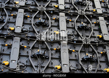 Rückseite der digitalen LED-Panels des großen Bildschirm. Großer elektronischer Bildschirm mit Koaxialkabeln Drähten, Nahaufnahme, tv-Bildschirm Kabel Drähte. Stockfoto