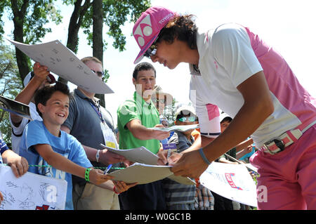 Ryo Ishikawa in Japan Autogramme während einer Praxis, die vor der US Open am Kongreßcountryklub in Bethesda, Maryland am 15. Juni 2011. UPI/Kevin Dietsch Stockfoto