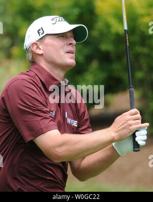 Steve Stricker Uhren sein T-Stück Schuß auf Nr. 11 in der ersten Runde der US Open Golf Meisterschaft am Congressional Country Club in Bethesda, Maryland am 16. Juni 2011. UPI/Pat Benic Stockfoto