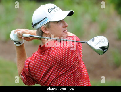 David Toms Uhren sein T-Stück Schuß auf Nr. 11 in der ersten Runde der US Open Golf Meisterschaft am Congressional Country Club in Bethesda, Maryland am 16. Juni 2011. UPI/Pat Benic Stockfoto