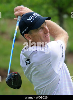 Jim Furyk treibt das T-Stück auf Nr. 11 in der ersten Runde der US Open Golf Meisterschaft am Congressional Country Club in Bethesda, Maryland am 16. Juni 2011. UPI/Pat Benic Stockfoto