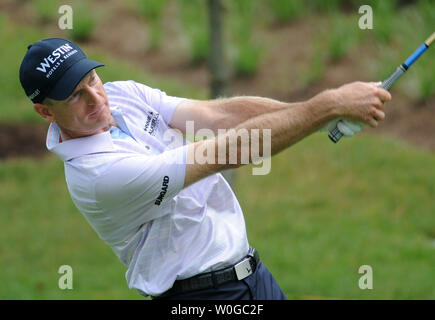 Jim Furyk treibt das T-Stück auf Nr. 11 in der ersten Runde der US Open Golf Meisterschaft am Congressional Country Club in Bethesda, Maryland am 16. Juni 2011. UPI/Pat Benic Stockfoto