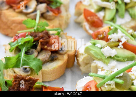 Sauber, gesund naschen Avocado, Tomate, Pilz und Feigen bereit, mit Kräuter, Blätter und ein kleines Stück Baguette serviert werden. Ideal bite Stockfoto