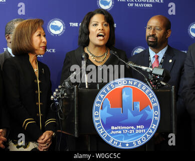 Baltimore Bürgermeister Stephanie Rawlings-Blake spricht während einer Pressekonferenz für die 79. Jahrestagung der United States Konferenz der Bürgermeister in Baltimore am 17. Juni 2011. Mit ihr sind Burnsville, Minnesota, Bürgermeister Elizabeth Kautz, Präsident der Konferenz, und Philadelphia Bürgermeister Michael Nutter. UPI/Roger L. Wollenberg Stockfoto