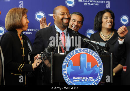 Los Angeles Bürgermeister Antonio Villaraigosa Klapse Philadelphia Bürgermeister Michael Nutter auf der Rückseite während einer Pressekonferenz für die 79. Jahrestagung der United States Konferenz der Bürgermeister in Baltimore am 17. Juni 2011. Mit ihnen sind Burnsville, Minnesota, Bürgermeister Elizabeth Kautz, Präsident der Konferenz und Baltimore Bürgermeister Stephanie Rawlings-Blake. UPI/Roger L. Wollenberg Stockfoto