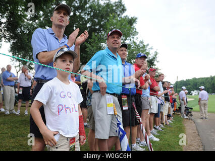 Fans jubeln auf Phil Mickelson in der zweiten Runde der US Open am Kongreßcountryklub in Bethesda, Maryland am 17. Juni 2011. UPI/Kevin Dietsch Stockfoto