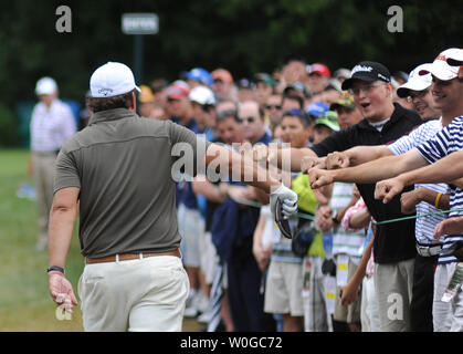 Phil Mickelson grüßt Fans während der zweiten Runde der US Open am Kongreßcountryklub in Bethesda, Maryland am 17. Juni 2011. UPI/Kevin Dietsch Stockfoto