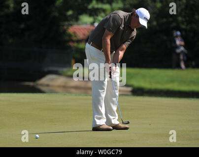 Phil Mickelson Schläge auf dem 10 Grün während der zweiten Runde der US Open am Kongreßcountryklub in Bethesda, Maryland am 17. Juni 2011. UPI/Kevin Dietsch Stockfoto