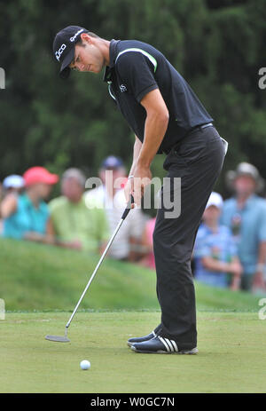 Martin Kaymer von Deutschland Schläge am 3. grün während der zweiten Runde der US Open am Kongreßcountryklub in Bethesda, Maryland am 17. Juni 2011. UPI/Kevin Dietsch Stockfoto