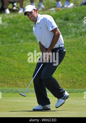 Charl Schwartzel von Südafrika reagiert, nachdem er einen Schlag auf dem 18 Grün während der zweiten Runde der US Open am Kongreßcountryklub in Bethesda, Maryland am 17. Juni 2011. Schwartzel beendet drei über Par für den Tag mit einem 74. UPI/Kevin Dietsch Stockfoto