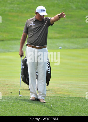 Phil Mickelson ist ein Tropfen auf dem 18 Grün während des zweiten Tages der US Open am Kongreßcountryklub in Bethesda, Maryland am 17. Juni 2011. Mickelson zwei schoß - Gleichheit 69 und ist ein überschuß - Gleichheit für die Woche. UPI/Kevin Dietsch Stockfoto