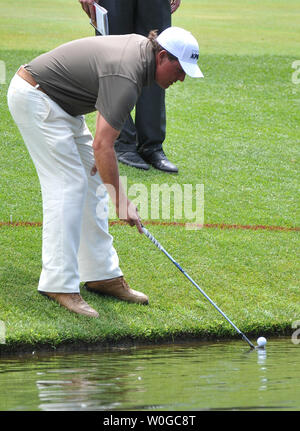 Phil Mickelson Fische seine Kugel aus dem Wasser auf dem 18 Grün während des zweiten Tages der US Open am Kongreßcountryklub in Bethesda, Maryland am 17. Juni 2011. Mickelson zwei schoß - Gleichheit 69 und ist ein überschuß - Gleichheit für die Woche. UPI/Kevin Dietsch Stockfoto