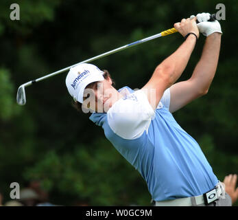 Von Nordirland Rory McIlroy schlägt seine T-Stück, das auf der Gleichheit - drei zweite Bohrung in der dritten Runde der US Open Golf Meisterschaft am Congressional Country Club in Bethesda, Maryland am 18. Juni 2011. McIlroy begann der Tag im ersten Platz bei 11 unter Par. UPI/Pat Benic Stockfoto