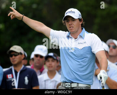 Von Nordirland Rory McIlroy Punkte rechts als hist sein T-Stück auf Nr. 3 Schuß in das rauhe während der dritten Runde der US Open Golf Meisterschaft am Congressional Country Club in Bethesda, Maryland am 18. Juni 2011 geht. Er Gleichheit auf der Bohrung zu machen. McIlroy begann der Tag im ersten Platz bei 11 unter Par. UPI/Pat Benic Stockfoto