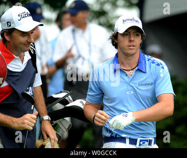 Von Nordirland Rory McIlroy geht weg das erste T-Stück mit seinem caddie seine Endrunde, die in der U.S. Open Golf Meisterschaft am Congressional Country Club in Bethesda, Maryland zu beginnen, die am 19. Juni 2011. McIlroy begann der Tag im ersten Platz mit einer souveränen acht Schlaganfall führen. UPI/Pat Benic Stockfoto