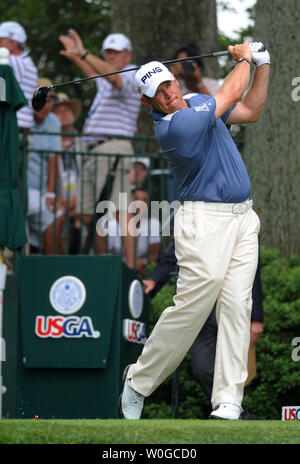 Der Engländer Lee Westwood schlägt seine T-Stück, das auf der ersten Bohrung seine Endrunde, die in der U.S. Open Golf Meisterschaft am Congressional Country Club in Bethesda, Maryland, die am 19. Juni 2011 beginnen. UPI/Pat Benic Stockfoto