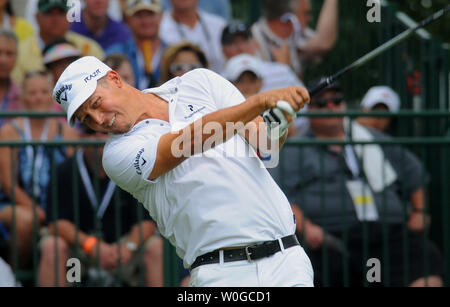 Den Schweden Fredrik Jacobson schlägt seine T-Stück, das auf der ersten Bohrung seine Endrunde, die in der U.S. Open Golf Meisterschaft am Congressional Country Club in Bethesda, Maryland, die am 19. Juni 2011 beginnen. UPI/Pat Benic Stockfoto