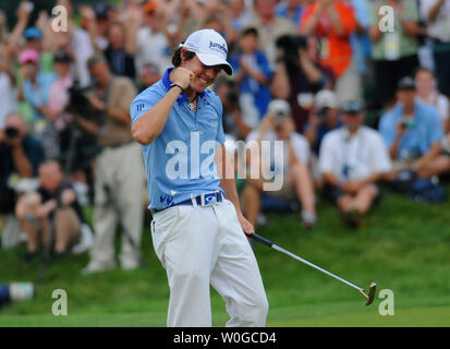 Von Nordirland Rory McIlroy Lächeln und jubilates nach seinem letzten Schlag und Gewinnen der 2011 US Open Golf Meisterschaft am Congressional Country Club in Bethesda, Maryland, die am 19. Juni 2011. McIlroy einen Rekord zu gewinnen mit einem 16-unter-par Score. UPI/Pat Benic Stockfoto