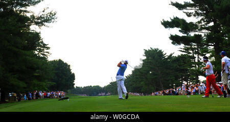 Von Nordirland Rory McIlroy Stücke weg auf Nr. 17, als er die 2011 US Open Golf Meisterschaft am Congressional Country Club in Bethesda, Maryland, die am 19. Juni 2011 zu gewinnen. McIlroy einen Rekord zu gewinnen mit einem 16-unter-par Score. UPI/Pat Benic Stockfoto