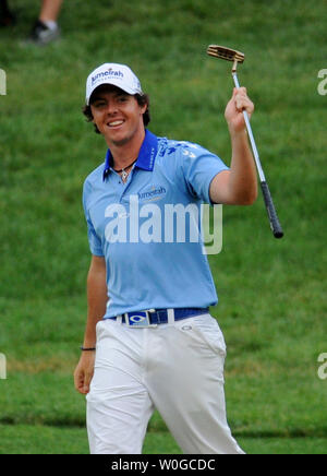 Von Nordirland Rory McIlroy lächelt nach seiner langen Schlag auf Nr. 18 Kurz fällt, aber er ging auf die 2011 US Open Golf Meisterschaft am Congressional Country Club in Bethesda, Maryland, die am 19. Juni 2011 zu gewinnen. McIlroy einen Rekord zu gewinnen mit einem 16-unter-par Score. UPI/Pat Benic Stockfoto