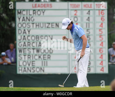 Von Nordirland Rory McIlroy feiert nach einem Schlag Gleichheit auf der 5. Grün während der Endrunde der 2011 US Open Golf Meisterschaft am Congressional Country Club in Bethesda, Maryland zu, die am 19. Juni 2011 speichern. McIlroy begann der Tag im ersten Platz mit einer souveränen acht Schlaganfall führen. UPI/Kevin Dietsch Stockfoto