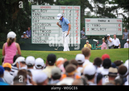 Von Nordirland Rory McIlroy feiert nach einem Schlag Gleichheit auf der 5. Grün während der Endrunde der 2011 US Open Golf Meisterschaft am Congressional Country Club in Bethesda, Maryland zu, die am 19. Juni 2011 speichern. McIlroy begann der Tag im ersten Platz mit einer souveränen acht Schlaganfall führen. UPI/Kevin Dietsch Stockfoto