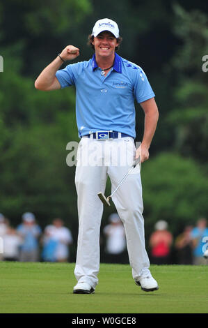 Von Nordirland Rory McIlroy feiert nach dem Gewinn der US Open Meisterschaft am Congressional Country Club in Bethesda, Maryland, die am 19. Juni 2011. McIlroy shot 2 - Gleichheit für 69 zu beenden das Turnier 16 unter 268, eine neue US-geöffneten Datensatz. UPI/Kevin Dietsch Stockfoto