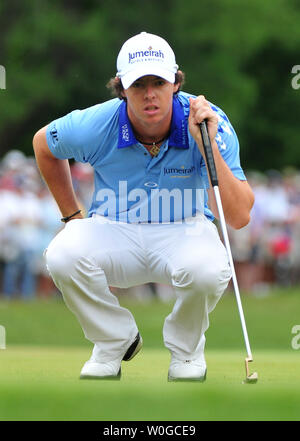 Von Nordirland Rory McIlroy richtet einen Schlag auf dem ersten Grün während der Endrunde der 2011 US Open Golf Meisterschaft am Congressional Country Club in Bethesda, Maryland, die am 19. Juni 2011. McIlroy begann der Tag im ersten Platz mit einer souveränen acht Schlaganfall führen. UPI/Kevin Dietsch Stockfoto