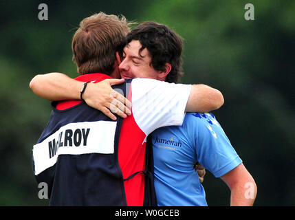 Von Nordirland Rory McIlroy Umarmungen sein caddie J.P. Fitzgerald nach dem Gewinn der US Open Meisterschaft am Congressional Country Club in Bethesda, Maryland, die am 19. Juni 2011. McIlroy shot 2 - Gleichheit für 69 zu beenden das Turnier 16 unter 268, eine neue US-geöffneten Datensatz. UPI/Kevin Dietsch Stockfoto