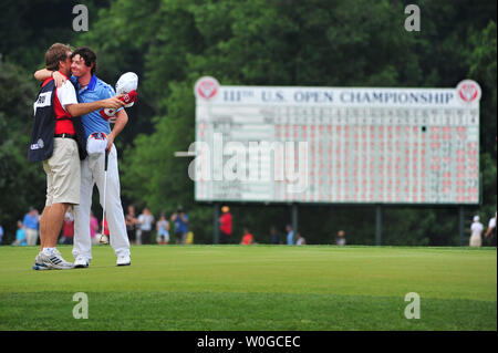 Von Nordirland Rory McIlroy Umarmungen sein caddie J.P. Fitzgerald nach dem Gewinn der US Open Meisterschaft am Congressional Country Club in Bethesda, Maryland, die am 19. Juni 2011. McIlroy shot 2 - Gleichheit für 69 zu beenden das Turnier 16 unter 268, eine neue US-geöffneten Datensatz. UPI/Kevin Dietsch Stockfoto